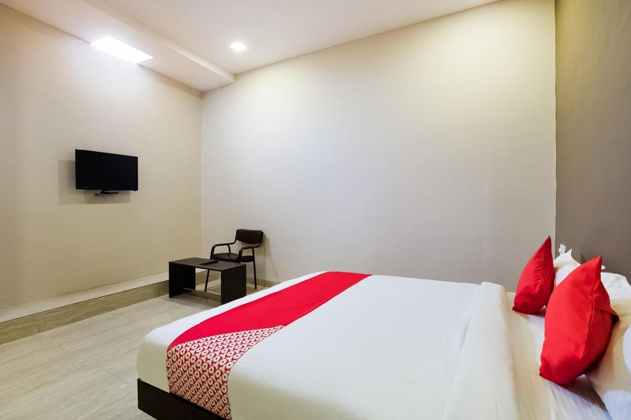 Oyo 39381 Kalajanki Hotel Ujjain Buitenkant foto