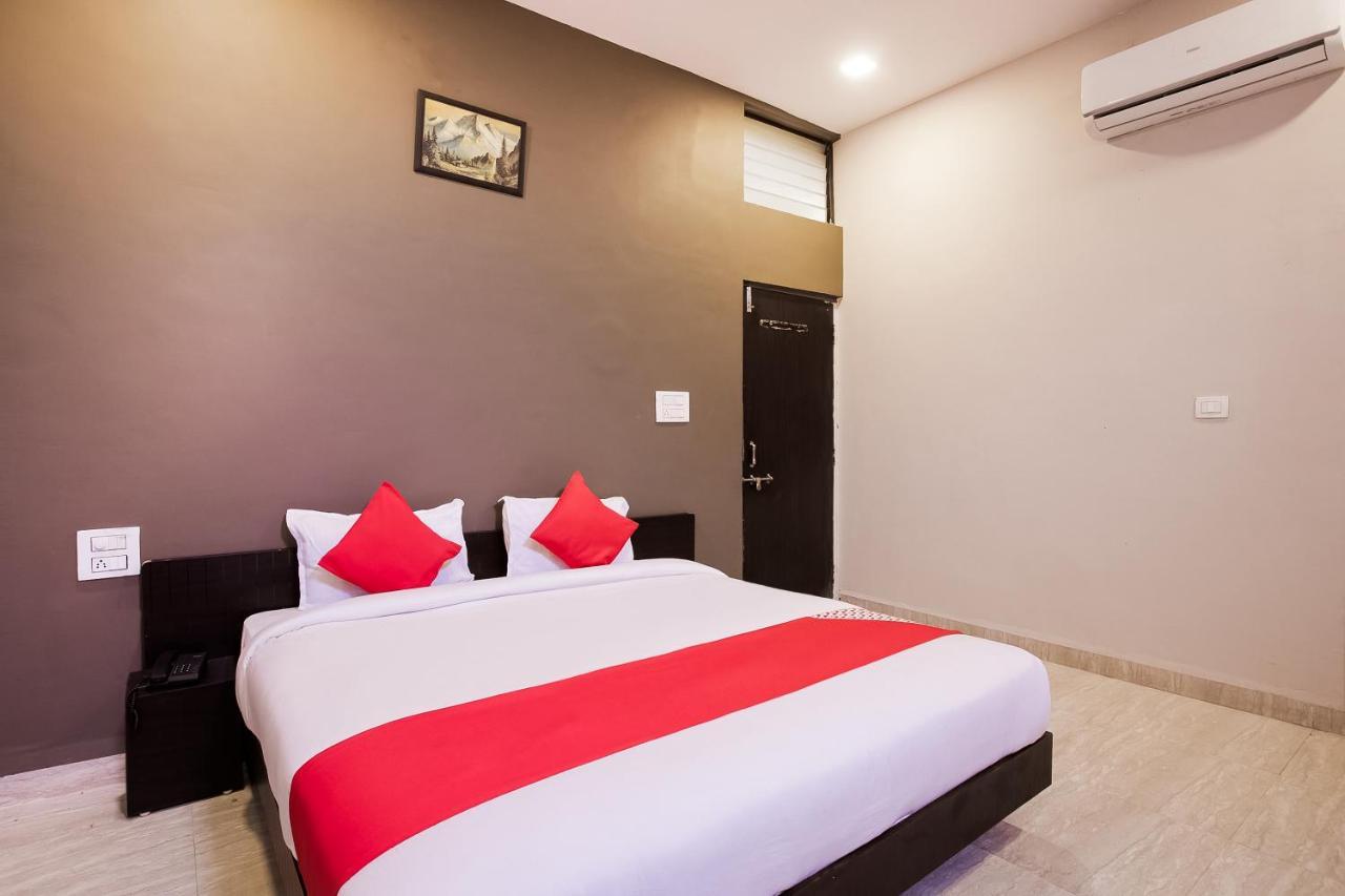 Oyo 39381 Kalajanki Hotel Ujjain Buitenkant foto