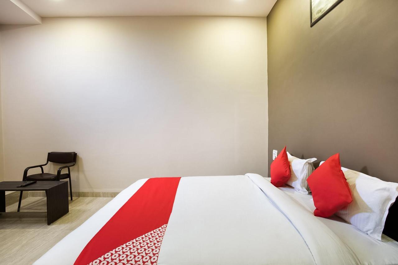 Oyo 39381 Kalajanki Hotel Ujjain Buitenkant foto